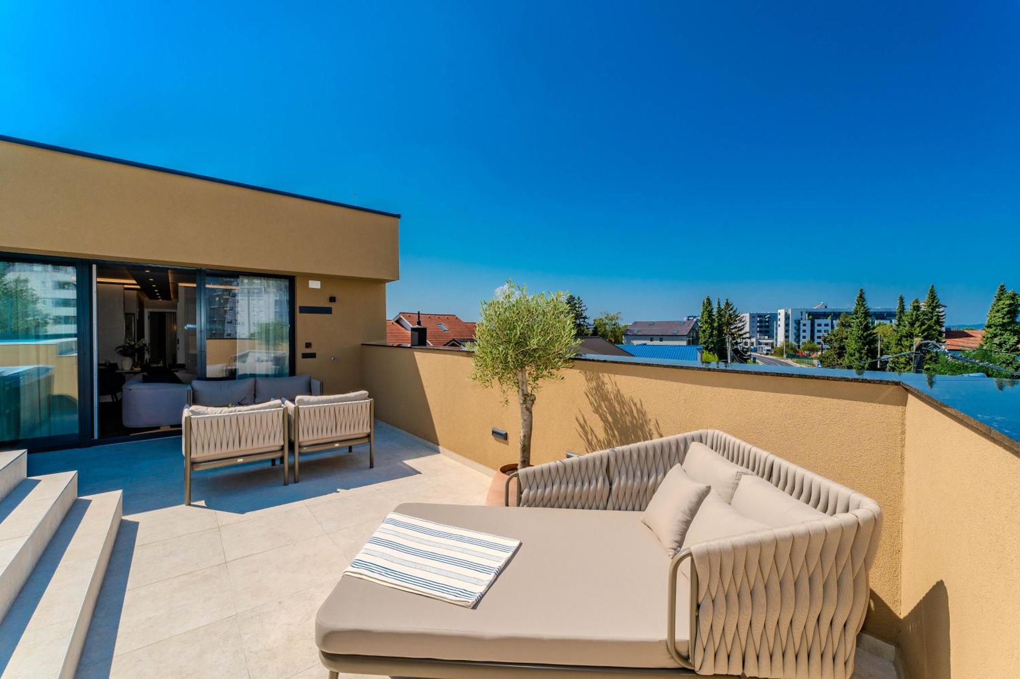 Emma Platinum With Heated Pool, Jacuzzi And Sauna Apartment