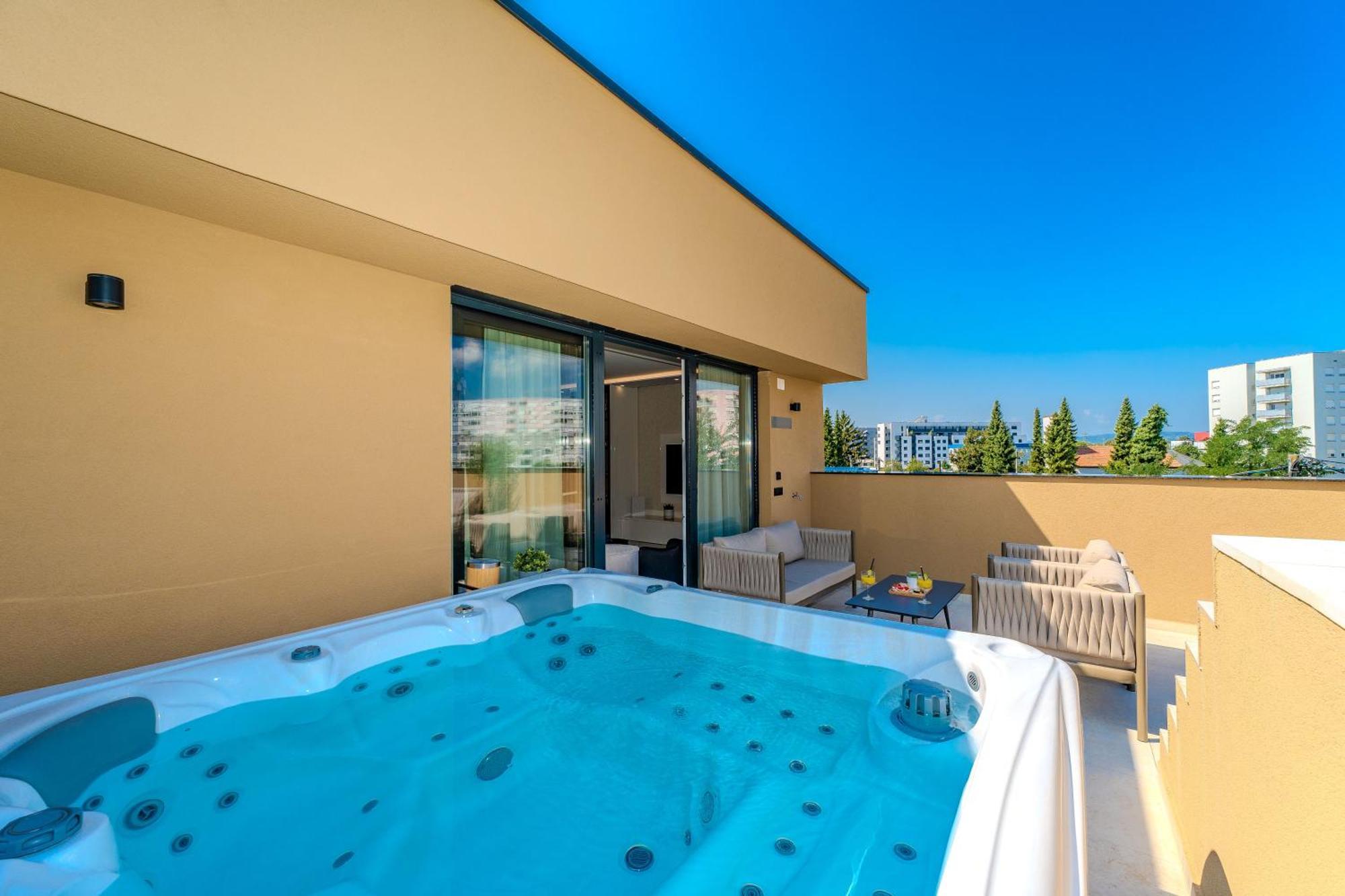 Emma Platinum With Heated Pool, Jacuzzi And Sauna Apartment